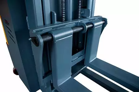 Штабелер самоходный 1,5 т 2,5 м XILIN CDD15K-EN  24/105 В/Ач с раздвижными вилами (с платформой)